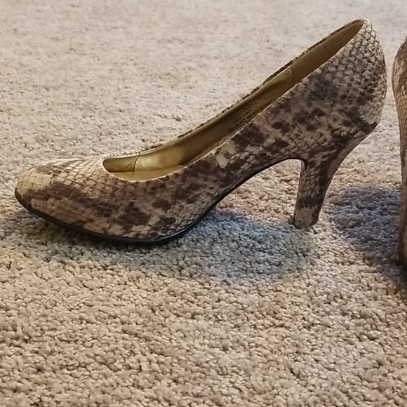 Sofft- Snake skin pattern heels - Picture 2 of 3